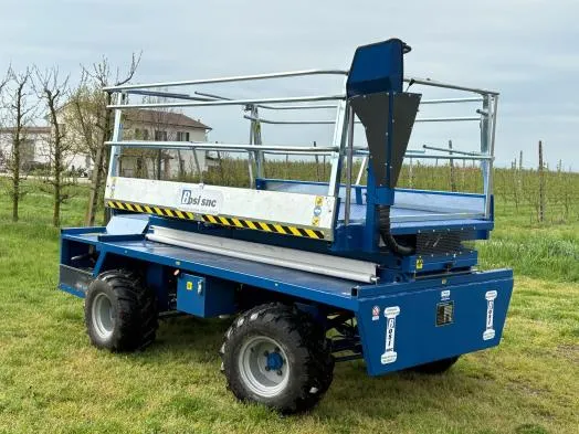 Bosi ABMK Potatura — carro semovente compatto per potatura e lavorazione reti filari kiwi, costruito da Bosi SRL a Faenza