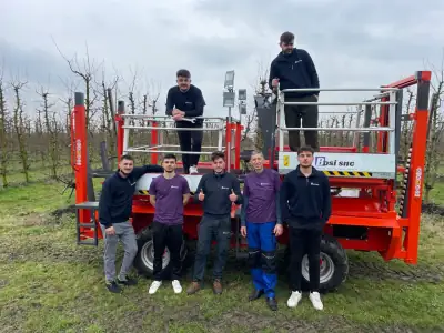Bosi SRL — team Vladimir, Denis e Neritan Karaj con un carro raccolta frutta Bosi in officina a Faenza